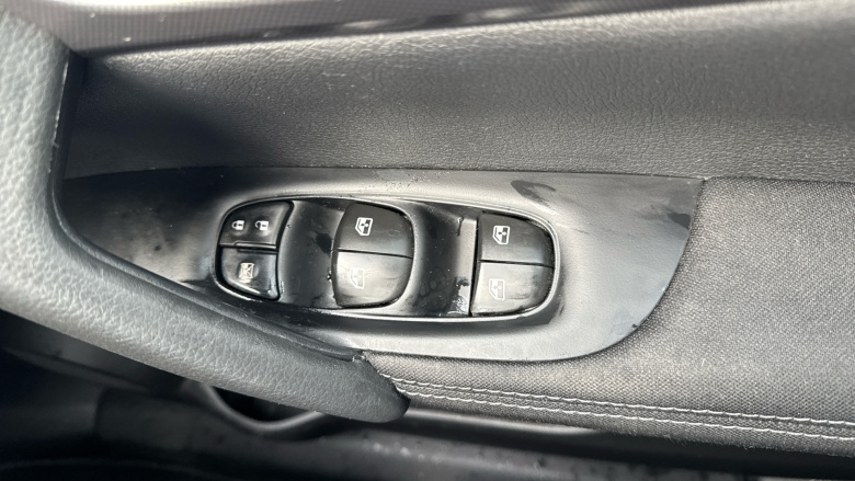 Nissan Qashqai 1.2 DiG-T N-Connecta 5dr Petrol Hatchback